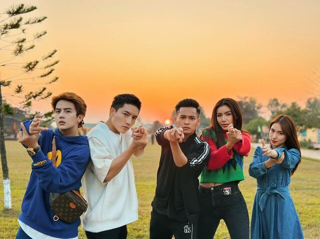 Hòa Minzy từng nhiều lần giúp đỡ, hỗ trợ Duy Khánh khi cùng nhau ghi hình tại Bắc Giang