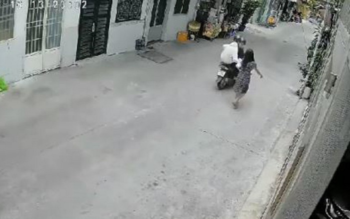 Tung tăng đi bộ trong con hẻm, người phụ nữ không thể lường được hành động đê hèn của 2 gã trai trẻ Ảnh 2