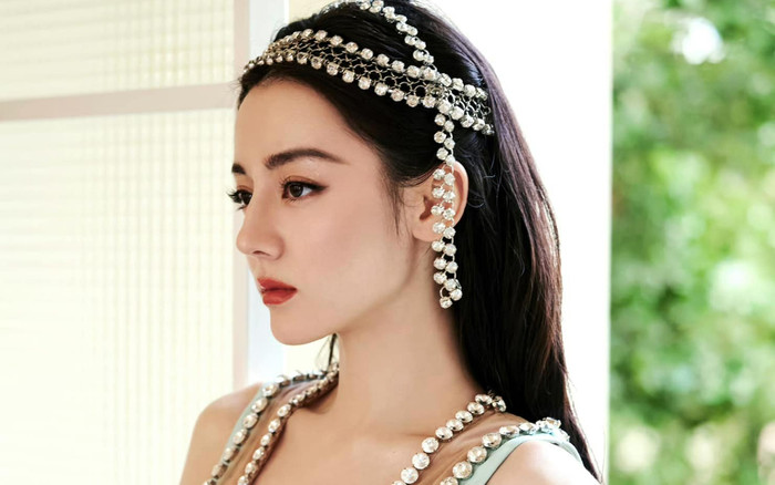 Netizen tranh cãi về thói quen của Địch Lệ Nhiệt Ba: Người khen tinh tế, kẻ chê khiếm nhã Ảnh 2