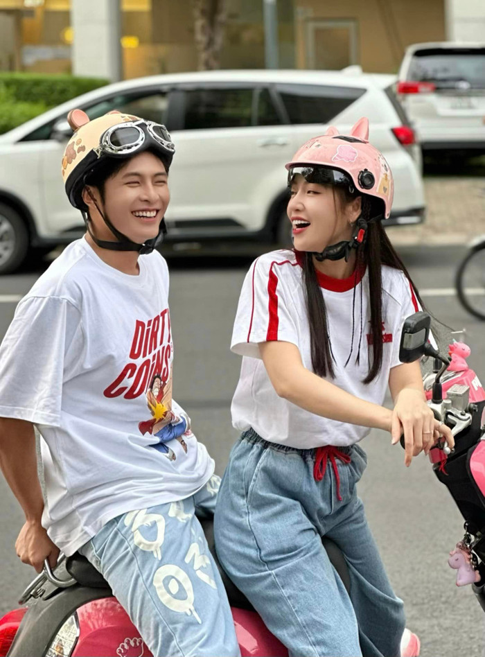 Không còn giấu giếm, cặp đôi liên tục phát 'cẩu lương' cực ngọt, hy vọng sẽ nhận được 'tin vui' của cả hai một ngày gần nhất.