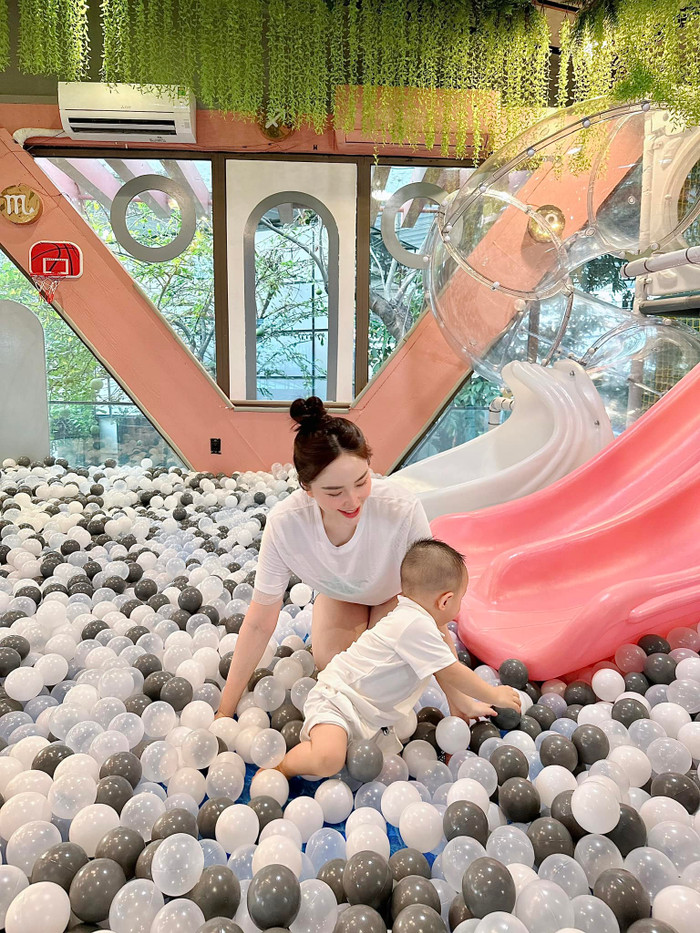 Nhờ sự quan tâm, hết mực yêu chiều của chồng Bảo Thy có thể yên tâm chăm sóc quý tử