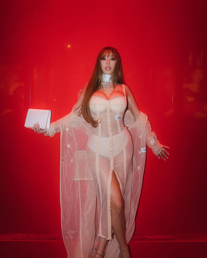 “Jumpsuit” được phối hợp hoàn hảo khi kết đôi với chiếc áo choàng, rũ dài cùng tông.  