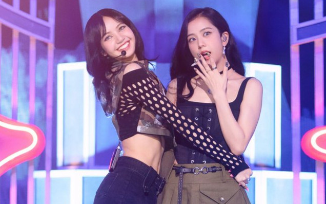 Được fan tặng gấu bông: Jisoo phản ứng tinh tế, Lisa bị chỉ trích hành xử kém Ảnh 2