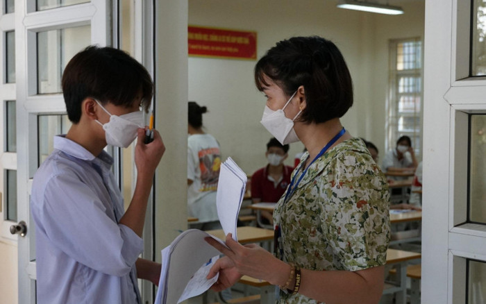 Mang điện thoại vào phòng thi, 2 học sinh Quảng Ninh bị đình chỉ Ảnh 2