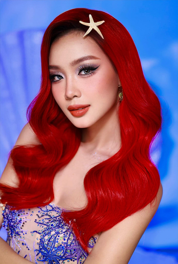 Nàng hậu gốc Cần Thơ được tạo hình chỉn chu từ 'A đến Z' với tông trang điểm màu tím khói, được nhấn nhá bằng các hạt nhũ ở hốc mắt. Bên cạnh đó, làn da của Bảo Ngọc có điểm tô theo một chút tàn nhang chuẩn Tây. 