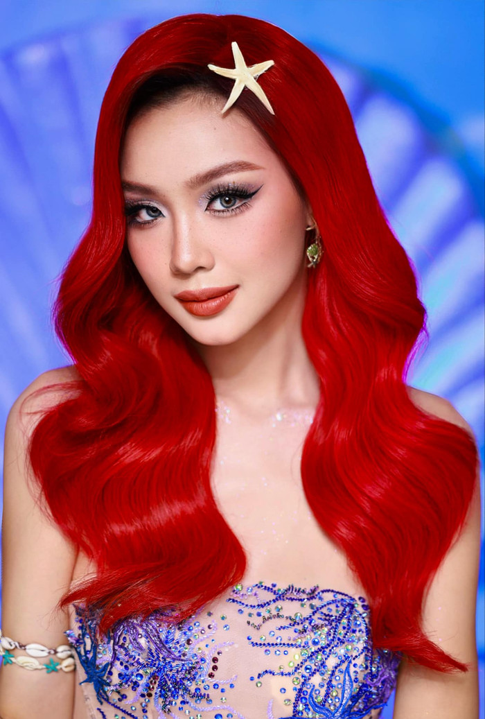 Dù Bảo Ngọc sở hữu gương mặt Á Đông nhưng khi vào vai công chúa Ariel của Disney lại không hề bị lạc quẻ. Mỹ nhân 22 tuổi nhận được vô số lời khen với bộ hình 'bắt trend' cực đỉnh. Nàng hậu cũng hưởng ứng người hâm mộ với bình luận hài hước: 'Nàng tiên cá này hơi chặt'. 