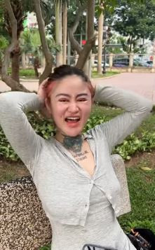 Ngân Baby hài hước cho rằng, cô có chồng sắp cưới nhưng chưa có người yêu, vì vậy, cô cần được chúc 'sẽ có người yêu'. Ảnh cắt từ clip