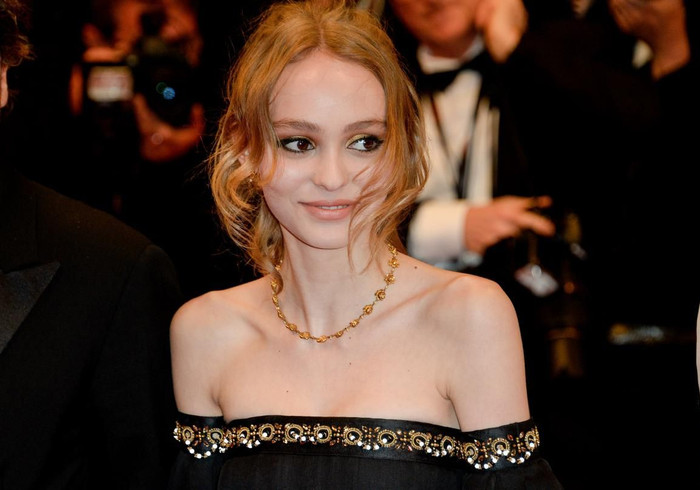 Sắc vóc thuở mới ra mắt làng ảnh của Lily-Rose Depp, dân tình hết lời tranh cãi Ảnh 1