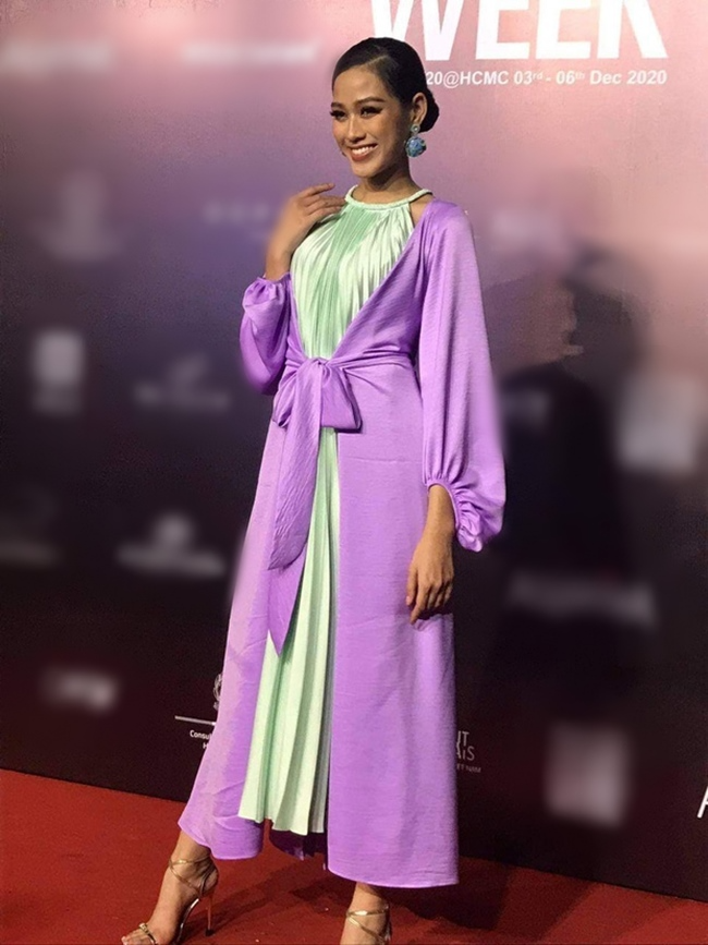 Trước khi được nhìn thấy những hình ảnh lung linh của Đỗ Hà trên thảm đỏ, thì khán giả đã từng được chứng kiến một Đỗ Hà 'đen nhẹm', cười gượng thông qua hình ảnh chưa chỉnh sửa trong một sự kiện ở quá khứ. 