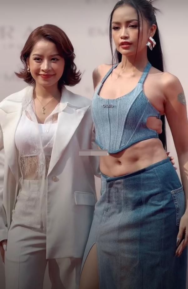 Tiếp đến là Hoa hậu Ngọc Châu với bộ cánh full- jean khi cô đang tham dự sự kiện của Chi Pu. Qua ống kính 'chiếu yêu, vòng eo của chân dài Tây Ninh nhăn nheo, mất hút đường cong và thậm chí lộ cả 'bé mỡ' bị trang phục quá o ép. Sau hình ảnh này, Hoa hậu Hoàn vũ Việt Nam 2022 liên tục bị nghi ngờ đã có sử dụng thẩm mỹ tạo hình múi bụng. 