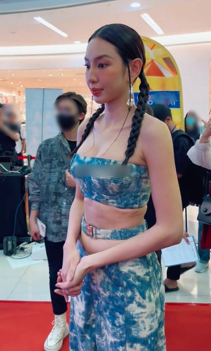 Thùy Tiên cũng gặp trường hợp tương tự Ngọc Châu khi diện đồ hở eo đến thảm đỏ. Vòng 2 của nàng hậu có nhiều vết nhăn và trông kém thẩm mỹ khi bị 'team qua đường' bắt trúng. Tuy nhiên, Miss Grand International 2021 lại không bị chỉ trích như Ngọc Châu. 