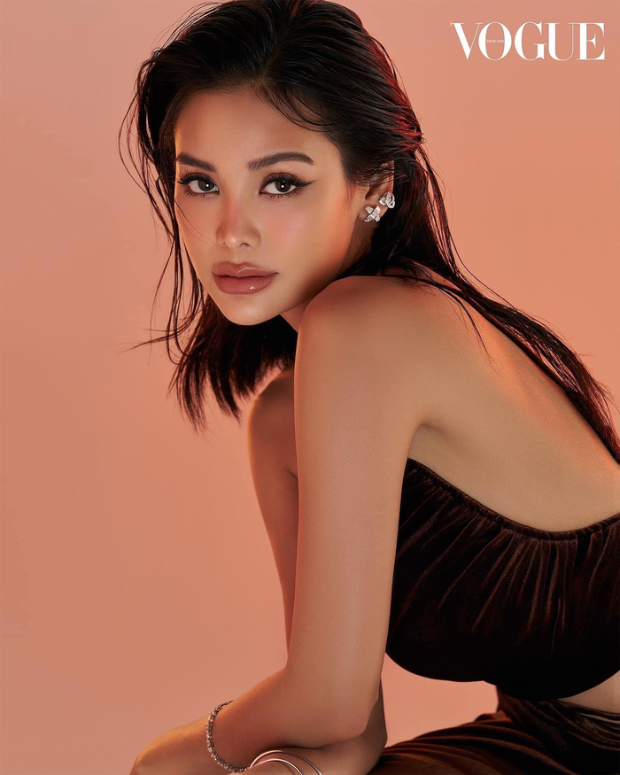 Bắt trend với tóc ướt nhẹp cùng bộ cánh tối màu cut-out, Engfa Waraha đem lại nét đẹp sang trọng, quyến rũ đại diện cho hình tượng của phụ nữ hiện đại. 