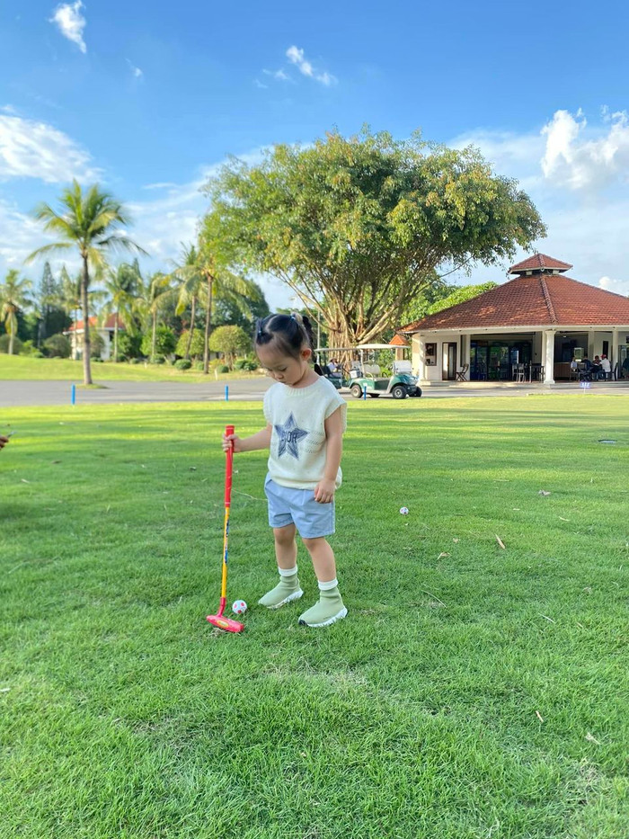 Nhìn dáng đứng của Suchin dân tình đoán rằng sẽ làm bạn golf của bố trong tương lai gần.