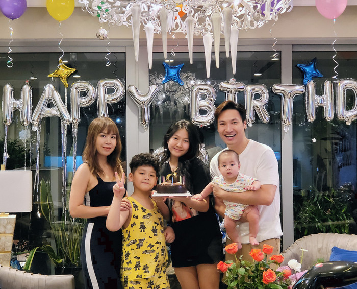 Bà xã Mạnh Trường đăng tải khoảnh khắc hạnh phúc đón sinh nhật tuổi 38 bên gia đình nhỏ. 