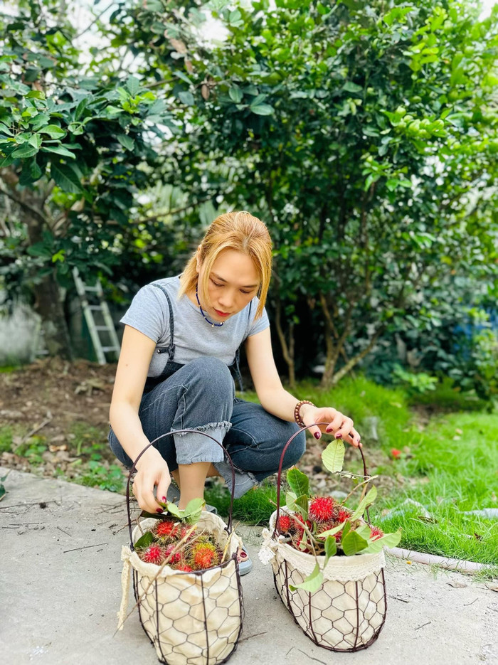 Không lộng lẫy như trên sân khấu khi diện trang phục thường ngày cùng đôi dép lê hái chôm chôm nhưng Mỹ Tâm vẫn ghi trọn điểm trong lòng khán giả.