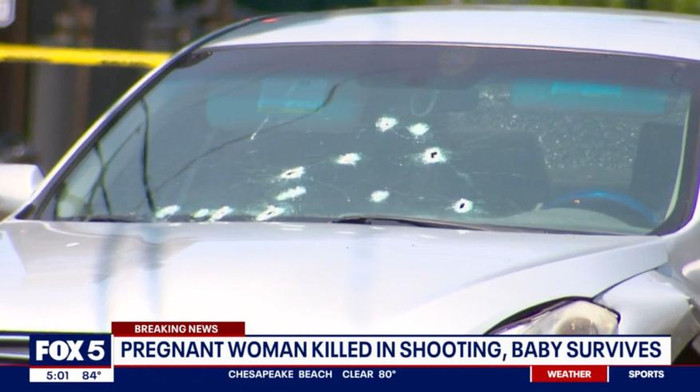 Chiếc xe của nữ người mẫu bị đạn làm vỡ kính