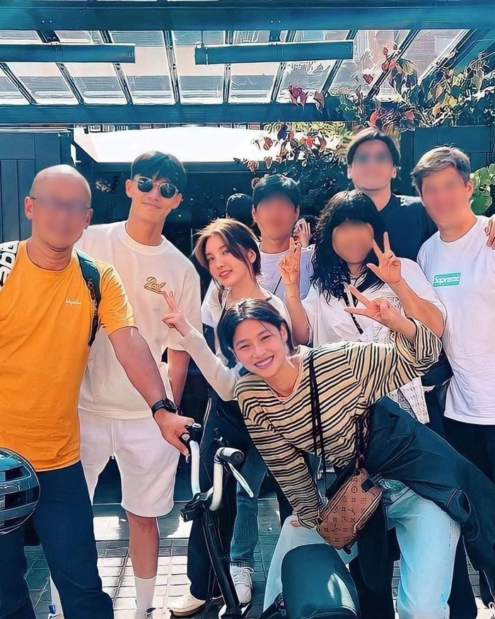 Cô nàng còn khá thân thiết với Jennie và Jung Ho Yeon. Hai sao nữ này thường xuất hiện cùng Park Seo Joon trong các sự kiện của 'nhà mốt' Chanel. (Ảnh tổng hợp)