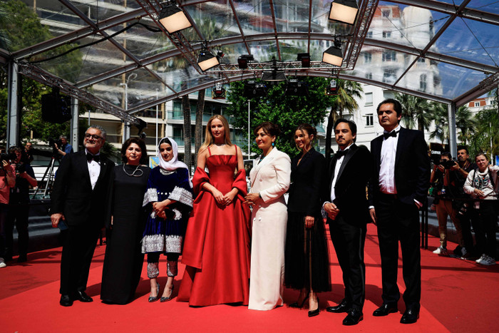 Jennifer Lawrence 'muối mặt' giải thích lý do đi dép xỏ ngón tại thảm đỏ Cannes 2023 Ảnh 3