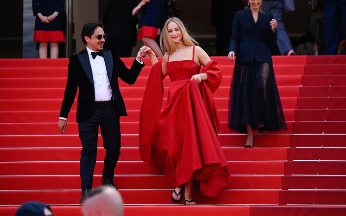 Jennifer Lawrence 'muối mặt' giải thích lý do đi dép xỏ ngón tại thảm đỏ Cannes 2023 Ảnh 2