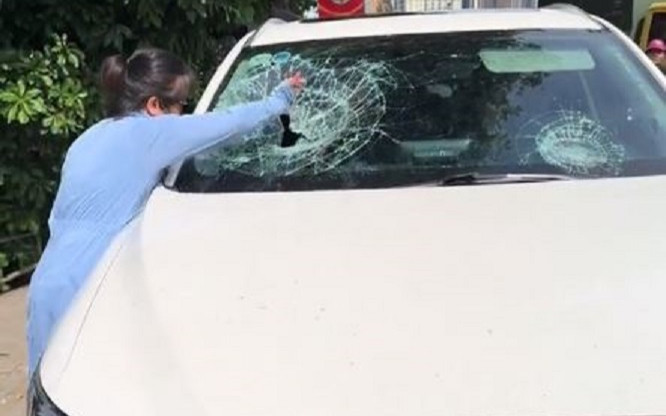 Vụ clip người phụ nữ cầm mũ bảo hiểm đập nát kính ôtô nghi đánh ghen: Cơ quan chức năng nói gì? Ảnh 2