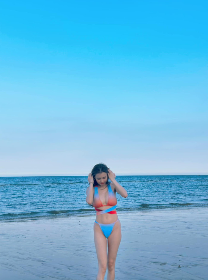 Khánh Chi không ngại thả dáng, tạo 7749 kiểu giữa khung cảnh thiên nhiên đầy thơ mộng.