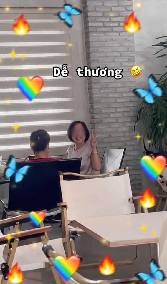 Mẹ chồng cười tươi rói, đưa tay lên chào khi vô tình bắt gặp nàng dâu cũng đi cà phê cùng quán với mình, dù trước đó cả hai mẹ con không hề hẹn nhau 