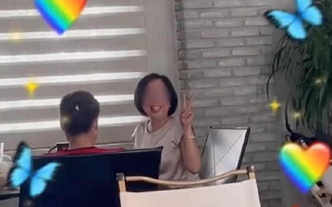 Mẹ chồng và con dâu cùng trốn chồng đi cà phê, ngỡ ngàng khi chạm mặt nhau tại một quán Ảnh 2