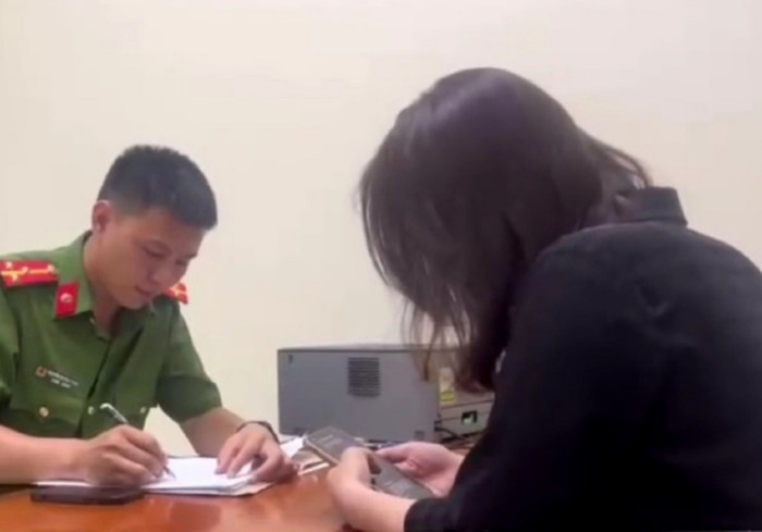 Chị D. đến trình báo công an sau khi bị lừa gần nửa tỉ đồng. (Ảnh: CATH).