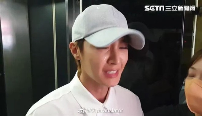 Nam ca sĩ bật khóc khi xuất hiện tại họp báo