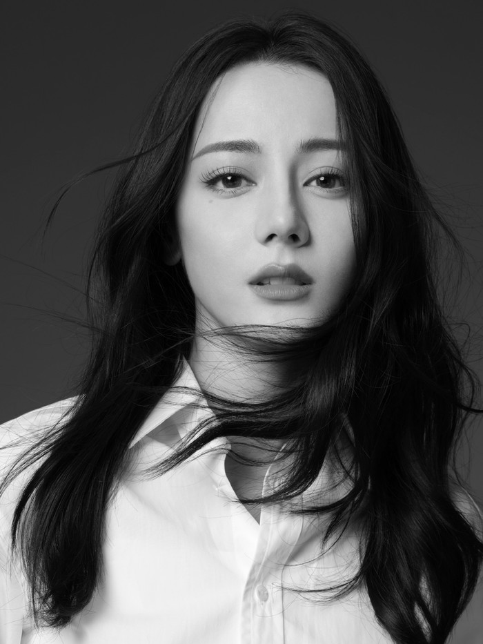 Ở những bức ảnh chân dung, visual của cô nàng khiến người xem không thể rời mắt. Có thể thấy, những đường nét thanh tú với sống mũi cao, chân mày rậm và đôi mắt “động lòng người” của nữ diễn viên sinh năm 1992 được tôn lên nổi bật dưới “bộ lọc” trắng đen.