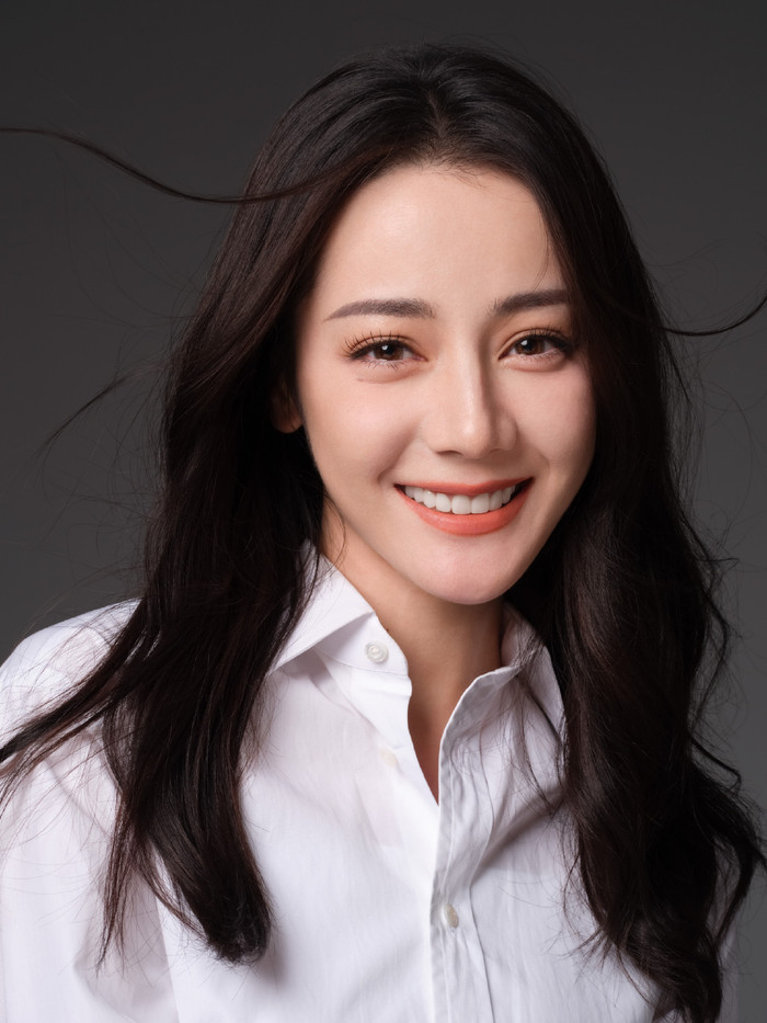 Dù trên môi vẫn nở nụ cười rạng rỡ, song, không khó để netizen “bắt gặp” sự hiện diện của giọt lệ đọng lại trong viền mắt của Địch Lệ Nhiệt Ba. 