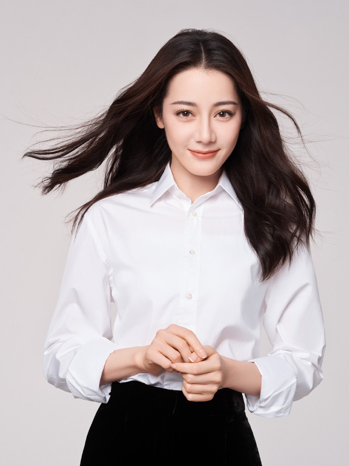 Bộ ảnh không khỏi khiến khán giả liên tưởng đến hình ảnh giản dị, thân thuộc của nhân vật nữ kiểm soát viên trong Công Tố Tinh Anh do mỹ nhân họ Địch đảm nhận trước đó. Nhiều người còn cho rằng đây là lời tạm biệt thâm tình mà Nhiệt Ba mong muốn gửi đến An Ni.