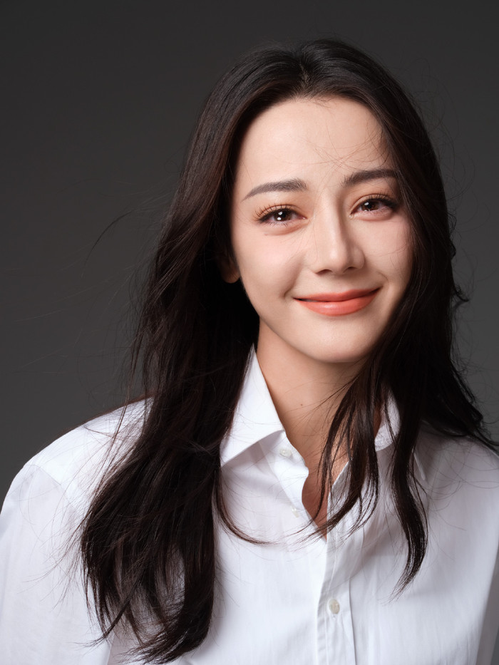 Người hâm mộ phải trầm ngâm, xuýt xoa khi trông thấy hình ảnh dòng nước mắt lấp lánh, sáng rõ đang dần bao trùm toàn bộ đôi mắt nâu của người đẹp phim Công Tố Tinh Anh.