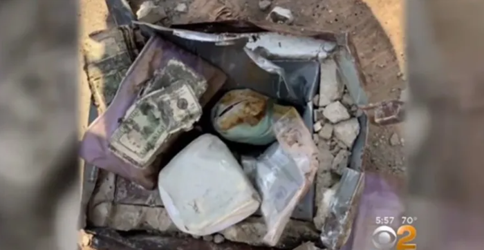 Bất ngờ phát hiện kho báu 'khủng' chôn ở sau nhà, cặp vợ chồng có hành động đặc biệt Ảnh 2