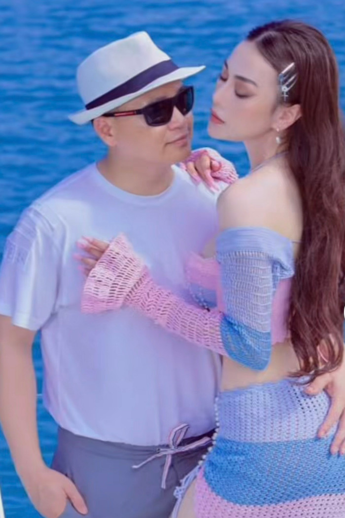 Phương Oanh e ấp bên Shark Bình với thần thái sang chảnh.