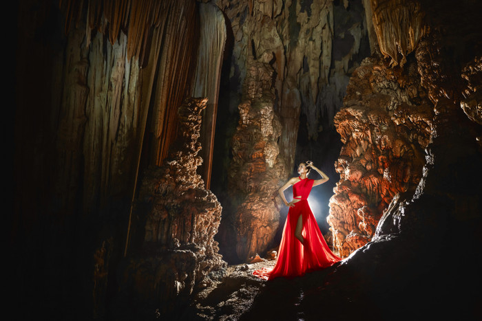 Để thực hiện được bộ ảnh này, ekip chụp ảnh đã mang theo nhiều thiết bị máy móc chuyên dụng cho việc chụp ảnh trong hang. H'Hen Niê cũng chuẩn bị tâm lý sẵn sàng và nhanh chóng hoàn thành nhanh các shoot chụp để kịp di chuyển ra khỏi hang theo đúng lịch trình. 