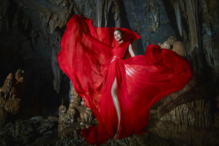 Buổi chụp ảnh mang đến cho H'Hen Niê những cảm xúc khó tả: 'Thật sự là rất tự hào và xúc động. Tự hào vì Việt Nam mình có những nơi tuyệt đẹp như thế, đứng trước thiên nhiên rộng lớn, Hen thấy mình như bé lại và lạc vào thế giới thần tiên của tuổi thơ'.