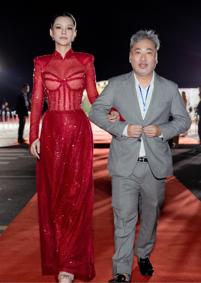 Bùi Lan Hương - đạo diễn Quang Dũng sánh đôi trên thảm đỏ.