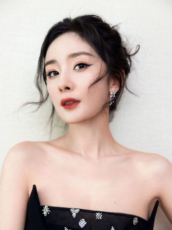 Dương Mịch nhiều lần bị bố chồng cũ 'mỉa mai' hậu ly hôn. (Ảnh tổng hợp)