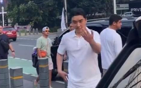 Sau khi ra tù, Seungri gây tranh cãi khi chụp ảnh cùng fan, diện mạo nam ca sĩ gây chú ý Ảnh 2