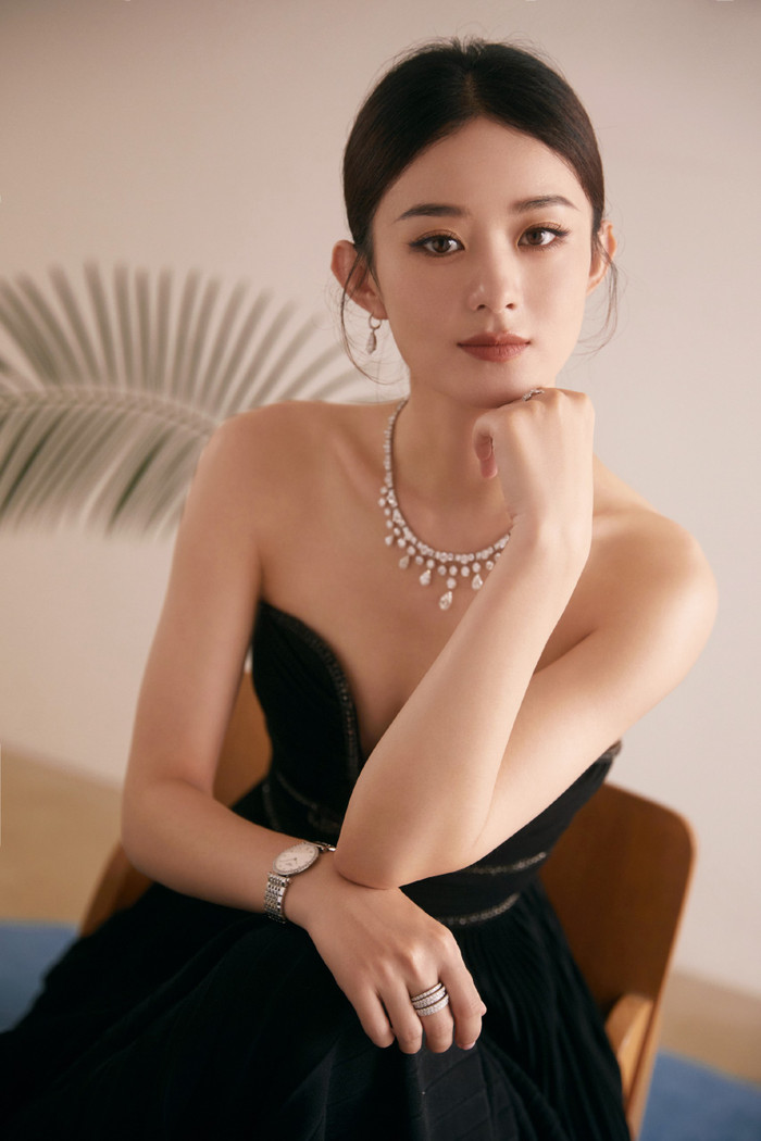 Nữ diễn viên thả dáng đầy sang chảnh trong bộ cánh cúp ngực xẻ sâu được bao phủ trong tông màu đen huyền bí. Đường viền cườm lấp lánh ánh kim được xếp xen kẻ ba hàng ở phần ống áo kết hợp cùng loạt chi tiết nếp gấp tinh tế giúp cô nàng phô diễn vóc dáng cân đối của mình.