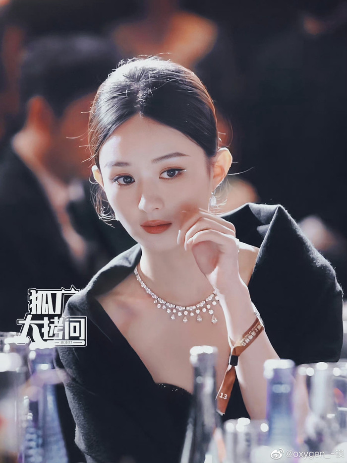 Tuy phải sử dụng các sản phẩm trang điểm liên tục cùng nhịp độ ghi hình dày đặc, nhưng da dẻ họ Triệu vẫn được bảo tồn vô cùng cẩn thận. Người xem không khỏi “ghen tị” khi trông thấy sắc xuân vẫn rõ mồn một dưới làn da căng mượt, mịn màng dù cô nàng đã bước sang ngưỡng tuổi U40.  