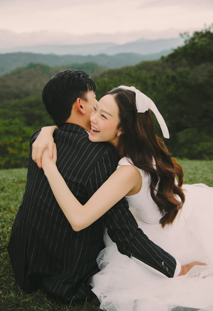 Sau 1 năm về chung một nhà, Minh Hằng và ông xã chuẩn bị đón nhóc tỳ đầu lòng chào đời. Nhờ có chế độ ăn uống hợp lý và tập luyện phù hợp, nữ ca sĩ vẫn duy trì được vóc dáng thon gọn và visual rạng rỡ trong suốt thai kỳ&nbsp;