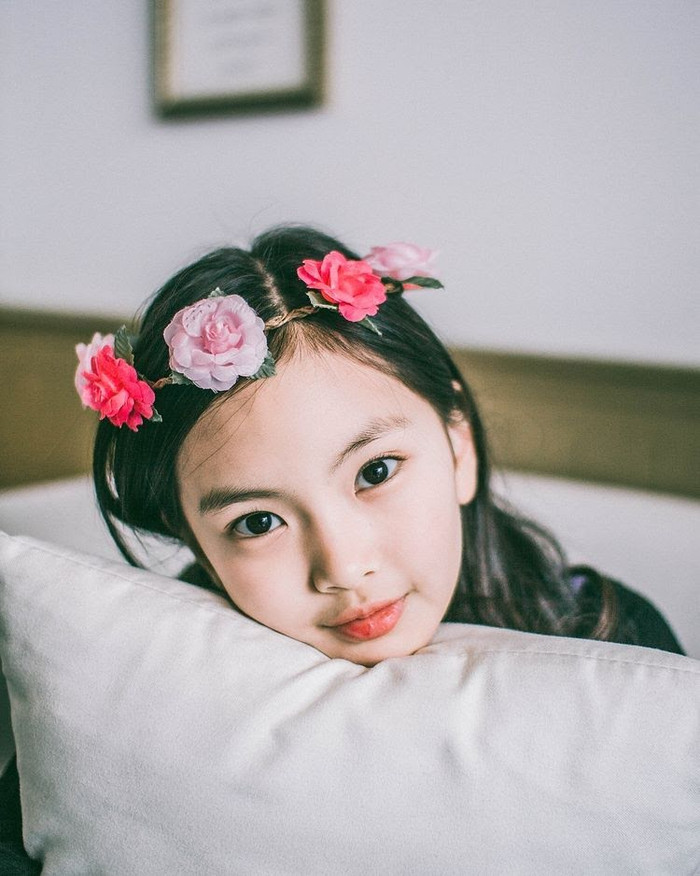 Người theo dõi không khỏi “điêu đứng”, xuýt xoa trước visual thuần khiết, tựa thiên thần của nàng thơ họ Lee. Có thể thấy, gương mặt của Hye-in đã lộ rõ những đường nét thanh tú, yêu kiều ngay từ khi còn nhỏ.