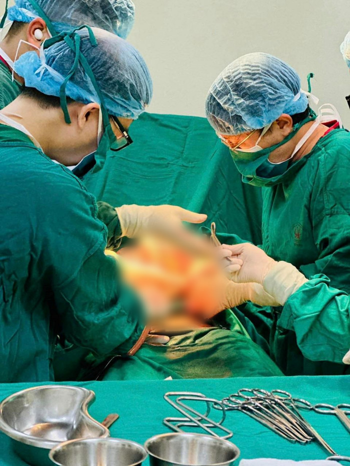 Các bác sĩ tiến hành mổ lấy thai cho sản phụ. (Ảnh: Sức khỏe và Đời sống).