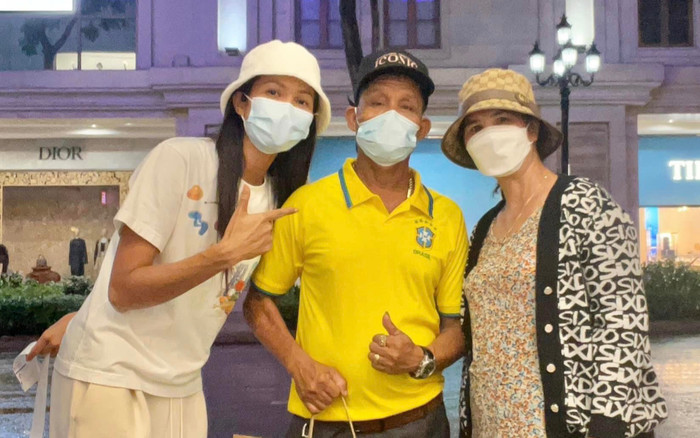 H'Hen Niê sơ hở là tặng quà bố mẹ, 'Lọ lem' có hiếu nhất nhì Vbiz là đây! Ảnh 2