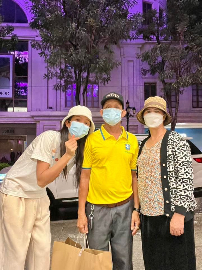  H'Hen Niê đăng tải khoảnh khắc giản dị bên bố mẹ. 