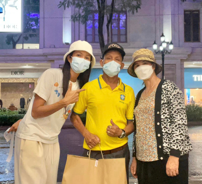 Sau mỗi chuyến đi xa suốt nhiều năm nay, H’Hen Niê đều nghĩ tới ba mẹ và cố gắng mua những món quà ý nghĩa làm quà để cảm ơn công nuôi dưỡng của bố mẹ.