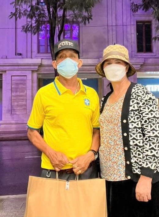  Tranh thủ thời gian rảnh nàng Hậu đưa bố mẹ đi shopping. 