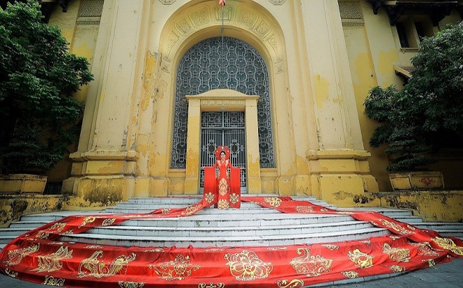 Áo dài nặng 200kg khảm trai ghi nhận kỷ lục Guinness Việt Nam Ảnh 2